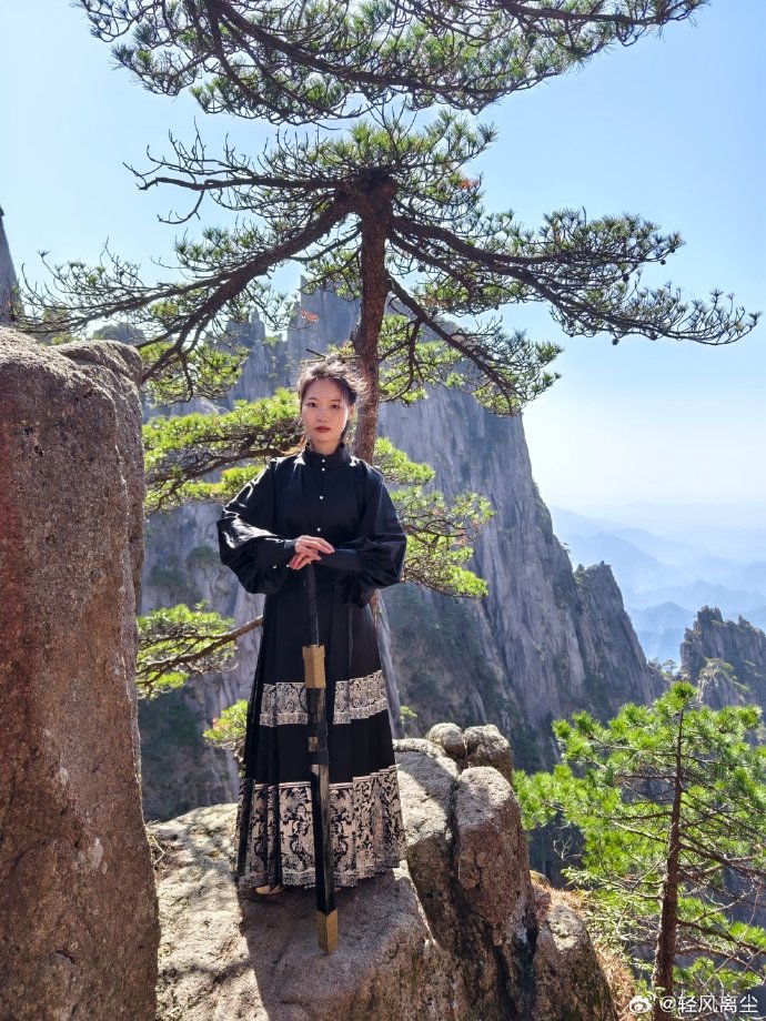 美女老外穿漢服打卡黃山云海，美女老外漢服打卡黃山云海美景