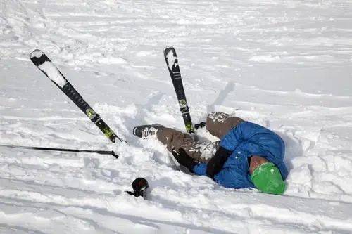 五歲兒童隨舅舅滑野雪遭遇不幸身亡，引發(fā)社會(huì)關(guān)注與反思，五歲兒童滑野雪不幸身亡，引發(fā)社會(huì)關(guān)注和反思