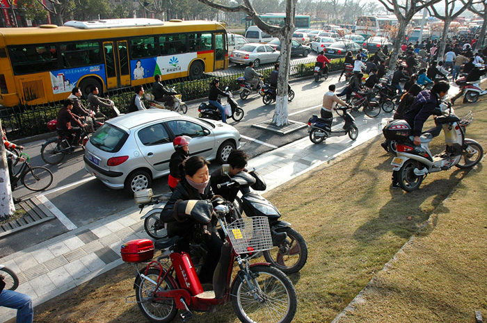 電動車數(shù)量激增導致的校園擁堵問題探究，校園電動車數(shù)量激增引發(fā)的擁堵問題探究